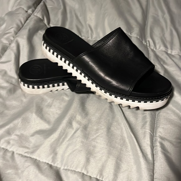 Black Tory Burch slides 9.5 - great sandals - great condition lots of life left! - Picture 3 of 4